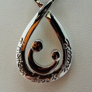 Mother & Child
Infinity Heart
Pendant With 18"
Chain NWT